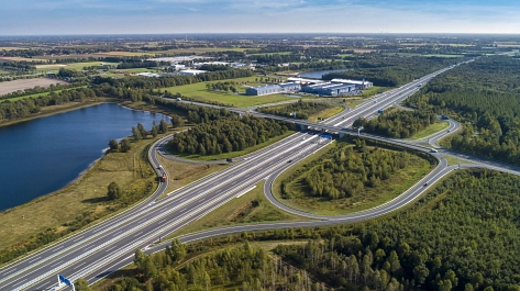 Das Autobahnkreuz A31 und E233 verbindet die Ost-West und Nord-Süd-Verkehre. © Schöning Fotodesign