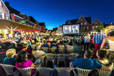 Das Open-Air-Kino auf dem Marktplatz begeistert die Besucher. © Schöning Fotodesign