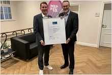 Die Stadt Meppen ist die erste Kommune in der IHK-Region, die bereits zum zweiten Mal als "Ausgezeichneter Wohnort" ausgezeichnet wurde. (v. l.) IHK-Geschäftsführer Marco Graf überreichte Bürgermeister Helmut Knurbein die Urkunde.