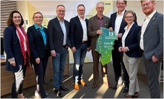 Landrat Marc-André Burgdorf und die Bürgermeister*innen der beteiligten Kommunen nach der feierlichen Vertragsunterzeichnung zur Anbindung an das Wasserstoff-Kernnetz.