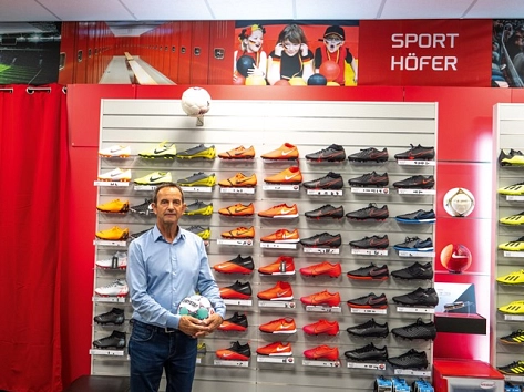 Peter Höfer, Inhaber von Sport Höfer am Neuen Markt, war bereits seit frühester Kindheit dem Sport, insbesondere dem Fußball, zugeneigt. © Sport Höfer