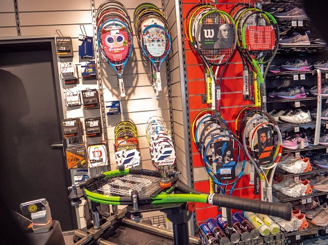 Tennisschläger im Sportfachgeschäft Rexeis © Der Meppener